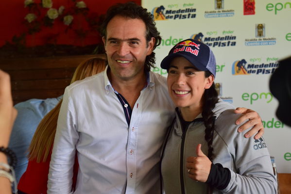 Rueda de prensa EPM INDER Medellín de Pista
Rueda de prensa EPM INDER Medellín de Pista
Fecha: Octubre 3 de 2017
Para descargar esta fotografía en alta resolución, haga clic sobre la imagen hasta que la misma se despliegue en la pantalla completa; luego dé clic derecho y elija la opción "guardar imagen como". 
En caso de publicación por cualquier medio, solicitamos acompañarla del crédito: "Foto EPM"
Palabras clave: Rueda prensa EPM INDER Medellín Pista