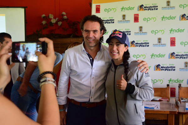 Rueda de prensa EPM INDER Medellín de Pista
Rueda de prensa EPM INDER Medellín de Pista
Fecha: Octubre 3 de 2017
Para descargar esta fotografía en alta resolución, haga clic sobre la imagen hasta que la misma se despliegue en la pantalla completa; luego dé clic derecho y elija la opción "guardar imagen como". 
En caso de publicación por cualquier medio, solicitamos acompañarla del crédito: "Foto EPM"
Palabras clave: Rueda prensa EPM INDER Medellín Pista