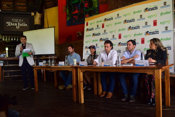 Rueda de prensa EPM INDER Medellín de Pista
Rueda de prensa EPM INDER Medellín de Pista
Fecha: Octubre 3 de 2017
Para descargar esta fotografía en alta resolución, haga clic sobre la imagen hasta que la misma se despliegue en la pantalla completa; luego dé clic derecho y elija la opción "guardar imagen como". 
En caso de publicación por cualquier medio, solicitamos acompañarla del crédito: "Foto EPM"
Palabras clave: Rueda prensa EPM INDER Medellín Pista