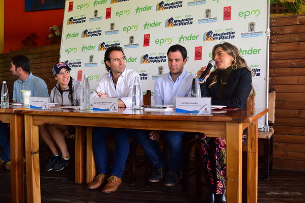 Rueda de prensa EPM INDER Medellín de Pista
Rueda de prensa EPM INDER Medellín de Pista
Fecha: Octubre 3 de 2017
Para descargar esta fotografía en alta resolución, haga clic sobre la imagen hasta que la misma se despliegue en la pantalla completa; luego dé clic derecho y elija la opción "guardar imagen como". 
En caso de publicación por cualquier medio, solicitamos acompañarla del crédito: "Foto EPM"
Palabras clave: Rueda prensa EPM INDER Medellín Pista