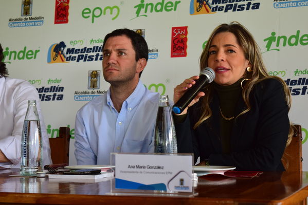 Rueda de prensa EPM INDER Medellín de Pista
Rueda de prensa EPM INDER Medellín de Pista
Fecha: Octubre 3 de 2017
Para descargar esta fotografía en alta resolución, haga clic sobre la imagen hasta que la misma se despliegue en la pantalla completa; luego dé clic derecho y elija la opción "guardar imagen como". 
En caso de publicación por cualquier medio, solicitamos acompañarla del crédito: "Foto EPM"
Palabras clave: Rueda prensa EPM INDER Medellín Pista