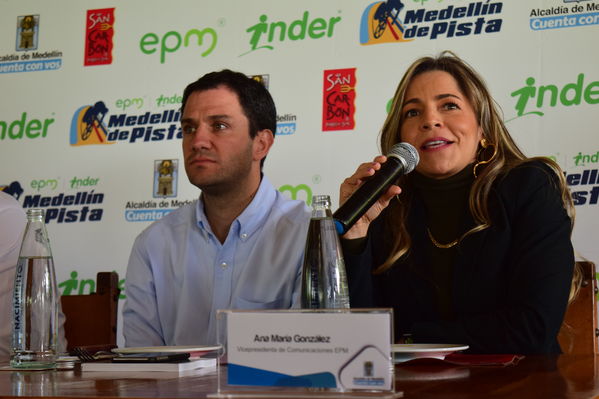 Rueda de prensa EPM INDER Medellín de Pista
Rueda de prensa EPM INDER Medellín de Pista
Fecha: Octubre 3 de 2017
Para descargar esta fotografía en alta resolución, haga clic sobre la imagen hasta que la misma se despliegue en la pantalla completa; luego dé clic derecho y elija la opción "guardar imagen como". 
En caso de publicación por cualquier medio, solicitamos acompañarla del crédito: "Foto EPM"
Palabras clave: Rueda prensa EPM INDER Medellín Pista