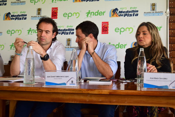 Rueda de prensa EPM INDER Medellín de Pista
Rueda de prensa EPM INDER Medellín de Pista
Fecha: Octubre 3 de 2017
Para descargar esta fotografía en alta resolución, haga clic sobre la imagen hasta que la misma se despliegue en la pantalla completa; luego dé clic derecho y elija la opción "guardar imagen como". 
En caso de publicación por cualquier medio, solicitamos acompañarla del crédito: "Foto EPM"
Palabras clave: Rueda prensa EPM INDER Medellín Pista