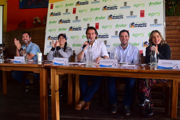 Rueda de prensa EPM INDER Medellín de Pista
Rueda de prensa EPM INDER Medellín de Pista
Fecha: Octubre 3 de 2017
Para descargar esta fotografía en alta resolución, haga clic sobre la imagen hasta que la misma se despliegue en la pantalla completa; luego dé clic derecho y elija la opción "guardar imagen como". 
En caso de publicación por cualquier medio, solicitamos acompañarla del crédito: "Foto EPM"
Palabras clave: Rueda prensa EPM INDER Medellín Pista