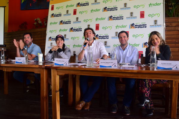 Rueda de prensa EPM INDER Medellín de Pista
Rueda de prensa EPM INDER Medellín de Pista
Fecha: Octubre 3 de 2017
Para descargar esta fotografía en alta resolución, haga clic sobre la imagen hasta que la misma se despliegue en la pantalla completa; luego dé clic derecho y elija la opción "guardar imagen como". 
En caso de publicación por cualquier medio, solicitamos acompañarla del crédito: "Foto EPM"
Palabras clave: Rueda prensa EPM INDER Medellín Pista