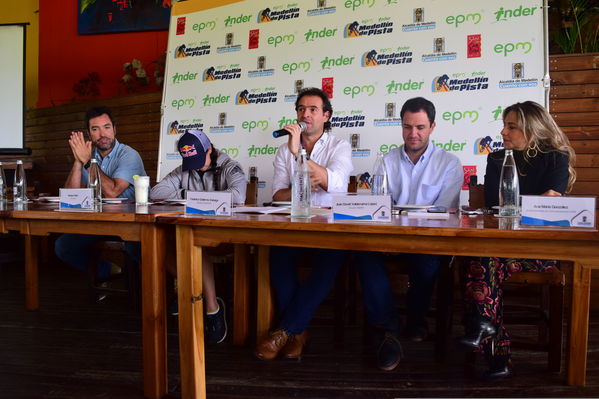Rueda de prensa EPM INDER Medellín de Pista
Rueda de prensa EPM INDER Medellín de Pista
Fecha: Octubre 3 de 2017
Para descargar esta fotografía en alta resolución, haga clic sobre la imagen hasta que la misma se despliegue en la pantalla completa; luego dé clic derecho y elija la opción "guardar imagen como". 
En caso de publicación por cualquier medio, solicitamos acompañarla del crédito: "Foto EPM"
Palabras clave: Rueda prensa EPM INDER Medellín Pista