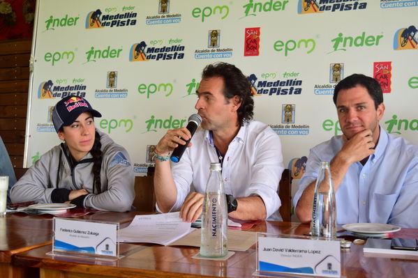 Rueda de prensa EPM INDER Medellín de Pista
Rueda de prensa EPM INDER Medellín de Pista
Fecha: Octubre 3 de 2017
Para descargar esta fotografía en alta resolución, haga clic sobre la imagen hasta que la misma se despliegue en la pantalla completa; luego dé clic derecho y elija la opción "guardar imagen como". 
En caso de publicación por cualquier medio, solicitamos acompañarla del crédito: "Foto EPM"
Palabras clave: Rueda prensa EPM INDER Medellín Pista