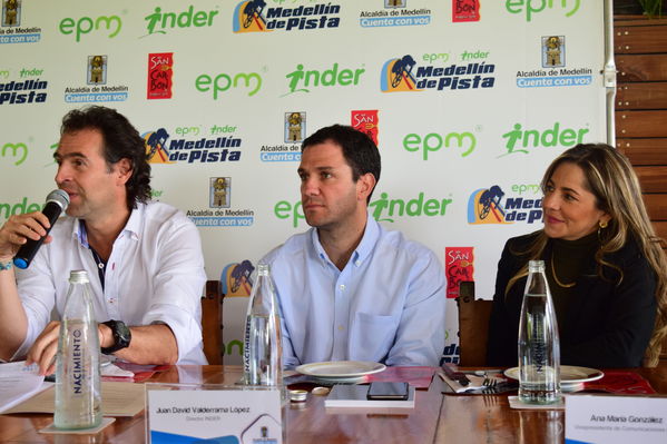 Rueda de prensa EPM INDER Medellín de Pista
Rueda de prensa EPM INDER Medellín de Pista
Fecha: Octubre 3 de 2017
Para descargar esta fotografía en alta resolución, haga clic sobre la imagen hasta que la misma se despliegue en la pantalla completa; luego dé clic derecho y elija la opción "guardar imagen como". 
En caso de publicación por cualquier medio, solicitamos acompañarla del crédito: "Foto EPM"
Palabras clave: Rueda prensa EPM INDER Medellín Pista