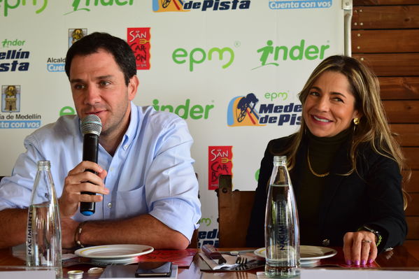 Rueda de prensa EPM INDER Medellín de Pista
Rueda de prensa EPM INDER Medellín de Pista
Fecha: Octubre 3 de 2017
Para descargar esta fotografía en alta resolución, haga clic sobre la imagen hasta que la misma se despliegue en la pantalla completa; luego dé clic derecho y elija la opción "guardar imagen como". 
En caso de publicación por cualquier medio, solicitamos acompañarla del crédito: "Foto EPM"
Palabras clave: Rueda prensa EPM INDER Medellín Pista