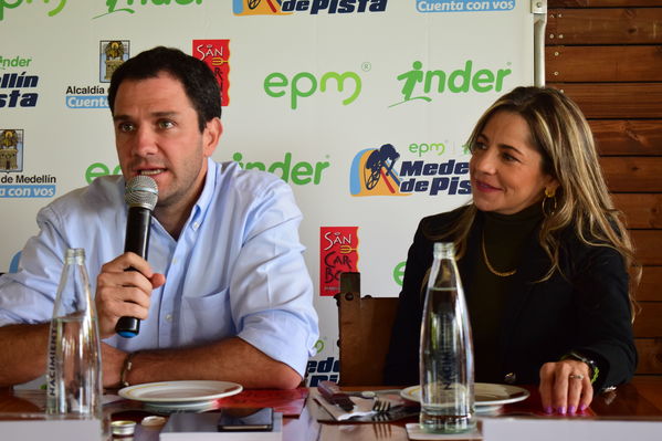 Rueda de prensa EPM INDER Medellín de Pista
Rueda de prensa EPM INDER Medellín de Pista
Fecha: Octubre 3 de 2017
Para descargar esta fotografía en alta resolución, haga clic sobre la imagen hasta que la misma se despliegue en la pantalla completa; luego dé clic derecho y elija la opción "guardar imagen como". 
En caso de publicación por cualquier medio, solicitamos acompañarla del crédito: "Foto EPM"
Palabras clave: Rueda prensa EPM INDER Medellín Pista