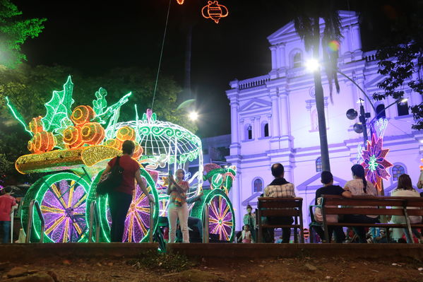 Alumbrado Navideño Parque Robledo
Palabras clave: Alumbrado Navideño Parque Robledo