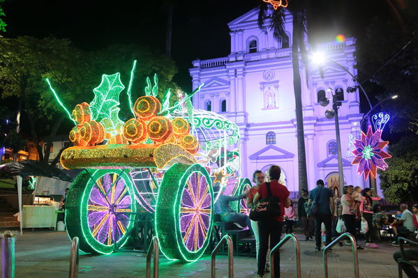 Alumbrado Navideño Parque Robledo
Palabras clave: Alumbrado Navideño Parque Robledo
