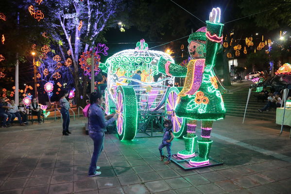 Alumbrado Navideño Parque Robledo
Palabras clave: Alumbrado Navideño Parque Robledo