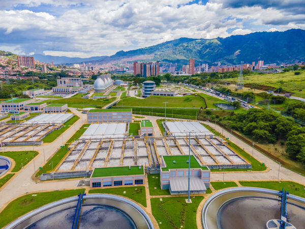 Planta Aguas Claras Puesto Control
Planta Aguas Claras y puesto de control
Fecha: Junio 23 2021
Para descargar esta fotografía en alta resolución, haga clic sobre la imagen hasta que la misma se despliegue en la pantalla completa; luego dé clic derecho y elija la opción "guardar imagen como". 
En caso de publicación por cualquier medio, solicitamos acompañarla del crédito: "Foto EPM"
Palabras clave: Planta Aguas Claras Puesto Control