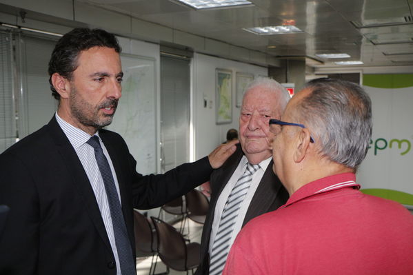 Rueda prensa atención incidente central Playas
Rueda de prensa atención incidente central Playas.
Fecha: Julio 11 de 2017
Para descargar esta fotografía en alta resolución, haga clic sobre la imagen hasta que la misma se despliegue en la pantalla completa; luego dé clic derecho y elija la opción "guardar imagen como". 
En caso de publicación por cualquier medio, solicitamos acompañarla del crédito: "Foto EPM"
Palabras clave: Rueda prensa atención incidente central Playas