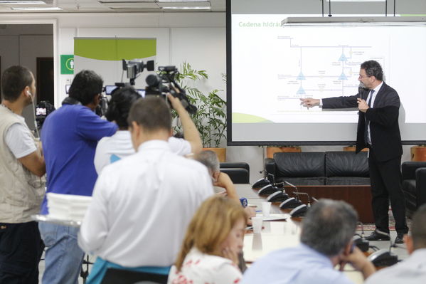 Rueda prensa atención incidente central Playas
Rueda de prensa atención incidente central Playas.
Fecha: Julio 11 de 2017
Para descargar esta fotografía en alta resolución, haga clic sobre la imagen hasta que la misma se despliegue en la pantalla completa; luego dé clic derecho y elija la opción "guardar imagen como". 
En caso de publicación por cualquier medio, solicitamos acompañarla del crédito: "Foto EPM"
Palabras clave: Rueda prensa atención incidente central Playas