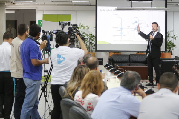 Rueda prensa atención incidente central Playas
Rueda de prensa atención incidente central Playas.
Fecha: Julio 11 de 2017
Para descargar esta fotografía en alta resolución, haga clic sobre la imagen hasta que la misma se despliegue en la pantalla completa; luego dé clic derecho y elija la opción "guardar imagen como". 
En caso de publicación por cualquier medio, solicitamos acompañarla del crédito: "Foto EPM"
Palabras clave: Rueda prensa atención incidente central Playas