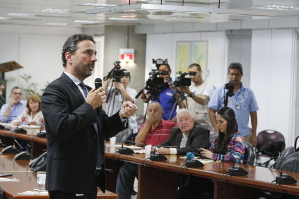 Rueda prensa atención incidente central Playas
Rueda de prensa atención incidente central Playas.
Fecha: Julio 11 de 2017
Para descargar esta fotografía en alta resolución, haga clic sobre la imagen hasta que la misma se despliegue en la pantalla completa; luego dé clic derecho y elija la opción "guardar imagen como". 
En caso de publicación por cualquier medio, solicitamos acompañarla del crédito: "Foto EPM"
Palabras clave: Rueda prensa atención incidente central Playas