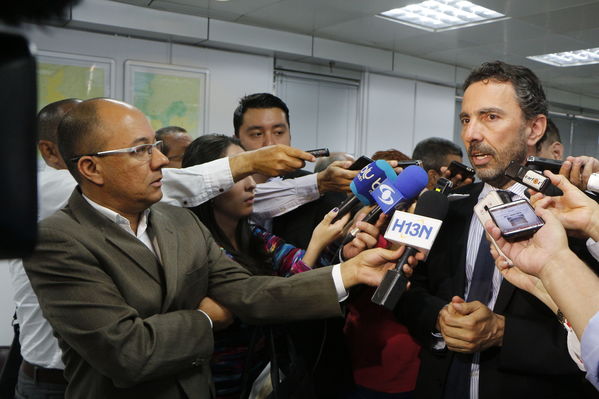 Rueda de prensa atención incidente central Playas
Rueda de prensa atención incidente central Playas.
Fecha: Julio 11 de 2017
Para descargar esta fotografía en alta resolución, haga clic sobre la imagen hasta que la misma se despliegue en la pantalla completa; luego dé clic derecho y elija la opción "guardar imagen como". 
En caso de publicación por cualquier medio, solicitamos acompañarla del crédito: "Foto EPM"
Palabras clave: Rueda  prensa atención incidente central Playas