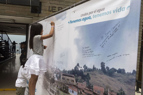 Unidos por el agua Barrio Versalles
Unidos por el agua Barrio Versalles
Fecha: Septiembre 30 de 2017
Para descargar esta fotografía en alta resolución, haga clic sobre la imagen hasta que la misma se despliegue en la pantalla completa; luego dé clic derecho y elija la opción "guardar imagen como". 
En caso de publicación por cualquier medio, solicitamos acompañarla del crédito: "Foto EPM"
Palabras clave: Unidos agua Barrio Versalles