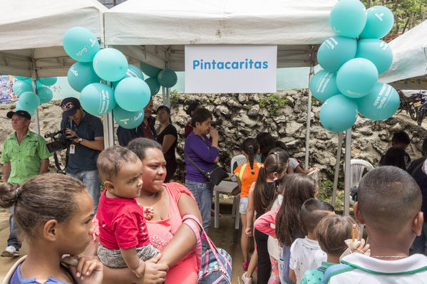Unidos por el agua Barrio Versalles
Unidos por el agua Barrio Versalles
Fecha: Septiembre 30 de 2017
Para descargar esta fotografía en alta resolución, haga clic sobre la imagen hasta que la misma se despliegue en la pantalla completa; luego dé clic derecho y elija la opción "guardar imagen como". 
En caso de publicación por cualquier medio, solicitamos acompañarla del crédito: "Foto EPM"
Palabras clave: Unidos agua Barrio Versalles