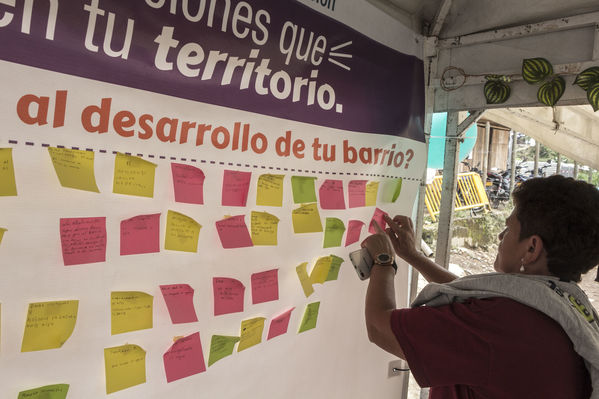 Unidos por el agua Barrio Versalles
Unidos por el agua Barrio Versalles
Fecha: Septiembre 30 de 2017
Para descargar esta fotografía en alta resolución, haga clic sobre la imagen hasta que la misma se despliegue en la pantalla completa; luego dé clic derecho y elija la opción "guardar imagen como". 
En caso de publicación por cualquier medio, solicitamos acompañarla del crédito: "Foto EPM"
Palabras clave: Unidos agua Barrio Versalles