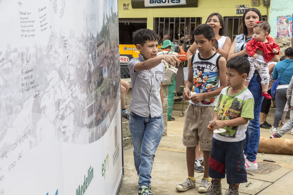 Unidos por el agua Barrio Versalles
Unidos por el agua Barrio Versalles
Fecha: Septiembre 30 de 2017
Para descargar esta fotografía en alta resolución, haga clic sobre la imagen hasta que la misma se despliegue en la pantalla completa; luego dé clic derecho y elija la opción "guardar imagen como". 
En caso de publicación por cualquier medio, solicitamos acompañarla del crédito: "Foto EPM"
Palabras clave: Unidos agua Barrio Versalles