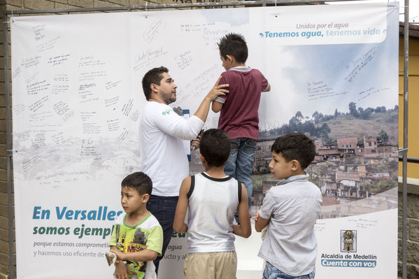 Unidos por el agua Barrio Versalles
Unidos por el agua Barrio Versalles
Fecha: Septiembre 30 de 2017
Para descargar esta fotografía en alta resolución, haga clic sobre la imagen hasta que la misma se despliegue en la pantalla completa; luego dé clic derecho y elija la opción "guardar imagen como". 
En caso de publicación por cualquier medio, solicitamos acompañarla del crédito: "Foto EPM"
Palabras clave: Unidos agua Barrio Versalles