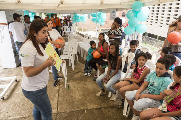 Unidos por el agua Barrio Versalles
Unidos por el agua Barrio Versalles
Fecha: Septiembre 30 de 2017
Para descargar esta fotografía en alta resolución, haga clic sobre la imagen hasta que la misma se despliegue en la pantalla completa; luego dé clic derecho y elija la opción "guardar imagen como". 
En caso de publicación por cualquier medio, solicitamos acompañarla del crédito: "Foto EPM"
Palabras clave: Unidos agua Barrio Versalles