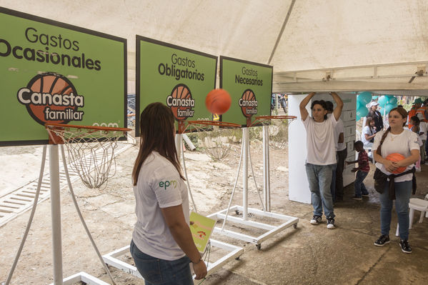 Unidos por el agua Barrio Versalles
Unidos por el agua Barrio Versalles
Fecha: Septiembre 30 de 2017
Para descargar esta fotografía en alta resolución, haga clic sobre la imagen hasta que la misma se despliegue en la pantalla completa; luego dé clic derecho y elija la opción "guardar imagen como". 
En caso de publicación por cualquier medio, solicitamos acompañarla del crédito: "Foto EPM"
Palabras clave: Unidos agua Barrio Versalles