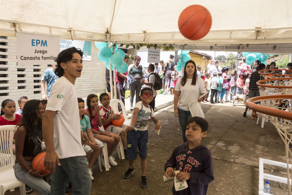Unidos por el agua Barrio Versalles
Unidos por el agua Barrio Versalles
Fecha: Septiembre 30 de 2017
Para descargar esta fotografía en alta resolución, haga clic sobre la imagen hasta que la misma se despliegue en la pantalla completa; luego dé clic derecho y elija la opción "guardar imagen como". 
En caso de publicación por cualquier medio, solicitamos acompañarla del crédito: "Foto EPM"
Palabras clave: Unidos agua Barrio Versalles