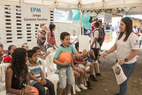 Unidos por el agua Barrio Versalles
Unidos por el agua Barrio Versalles
Fecha: Septiembre 30 de 2017
Para descargar esta fotografía en alta resolución, haga clic sobre la imagen hasta que la misma se despliegue en la pantalla completa; luego dé clic derecho y elija la opción "guardar imagen como". 
En caso de publicación por cualquier medio, solicitamos acompañarla del crédito: "Foto EPM"
Palabras clave: Unidos agua Barrio Versalles