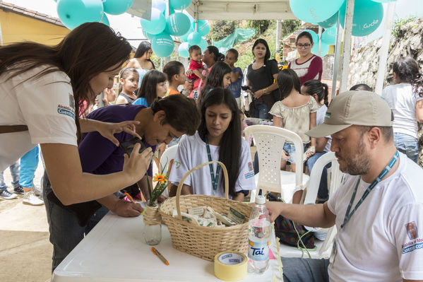 Unidos por el agua Barrio Versalles
Unidos por el agua Barrio Versalles
Fecha: Septiembre 30 de 2017
Para descargar esta fotografía en alta resolución, haga clic sobre la imagen hasta que la misma se despliegue en la pantalla completa; luego dé clic derecho y elija la opción "guardar imagen como". 
En caso de publicación por cualquier medio, solicitamos acompañarla del crédito: "Foto EPM"
Palabras clave: Unidos agua Barrio Versalles