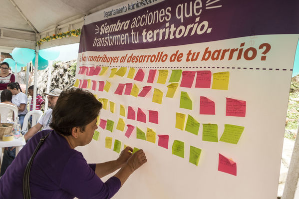 Unidos por el agua Barrio Versalles
Unidos por el agua Barrio Versalles
Fecha: Septiembre 30 de 2017
Para descargar esta fotografía en alta resolución, haga clic sobre la imagen hasta que la misma se despliegue en la pantalla completa; luego dé clic derecho y elija la opción "guardar imagen como". 
En caso de publicación por cualquier medio, solicitamos acompañarla del crédito: "Foto EPM"
Palabras clave: Unidos agua Barrio Versalles