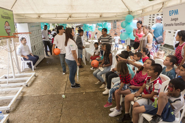Unidos por el agua Barrio Versalles
Unidos por el agua Barrio Versalles
Fecha: Septiembre 30 de 2017
Para descargar esta fotografía en alta resolución, haga clic sobre la imagen hasta que la misma se despliegue en la pantalla completa; luego dé clic derecho y elija la opción "guardar imagen como". 
En caso de publicación por cualquier medio, solicitamos acompañarla del crédito: "Foto EPM"
Palabras clave: Unidos agua Barrio Versalles