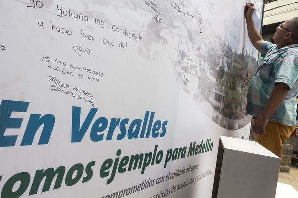 Unidos por el agua Barrio Versalles
Unidos por el agua Barrio Versalles
Fecha: Septiembre 30 de 2017
Para descargar esta fotografía en alta resolución, haga clic sobre la imagen hasta que la misma se despliegue en la pantalla completa; luego dé clic derecho y elija la opción "guardar imagen como". 
En caso de publicación por cualquier medio, solicitamos acompañarla del crédito: "Foto EPM"
Palabras clave: Unidos agua Barrio Versalles