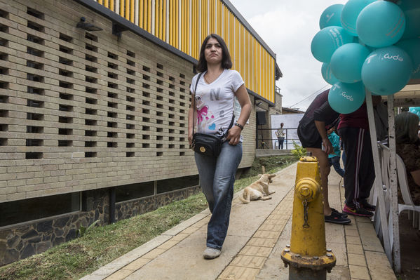 Unidos por el agua Barrio Versalles
Unidos por el agua Barrio Versalles
Fecha: Septiembre 30 de 2017
Para descargar esta fotografía en alta resolución, haga clic sobre la imagen hasta que la misma se despliegue en la pantalla completa; luego dé clic derecho y elija la opción "guardar imagen como". 
En caso de publicación por cualquier medio, solicitamos acompañarla del crédito: "Foto EPM"
Palabras clave: Unidos agua Barrio Versalles