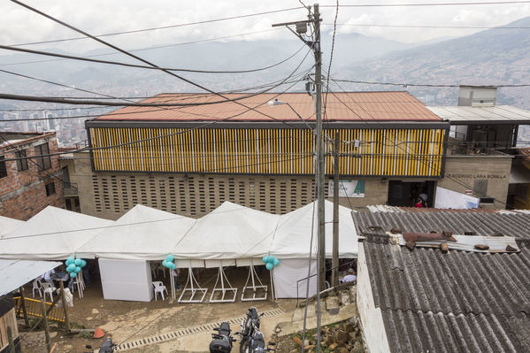 Unidos por el agua Barrio Versalles
Unidos por el agua Barrio Versalles
Fecha: Septiembre 30 de 2017
Para descargar esta fotografía en alta resolución, haga clic sobre la imagen hasta que la misma se despliegue en la pantalla completa; luego dé clic derecho y elija la opción "guardar imagen como". 
En caso de publicación por cualquier medio, solicitamos acompañarla del crédito: "Foto EPM"
Palabras clave: Unidos agua Barrio Versalles
