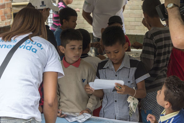 Unidos por el agua Barrio Versalles
Unidos por el agua Barrio Versalles
Fecha: Septiembre 30 de 2017
Para descargar esta fotografía en alta resolución, haga clic sobre la imagen hasta que la misma se despliegue en la pantalla completa; luego dé clic derecho y elija la opción "guardar imagen como". 
En caso de publicación por cualquier medio, solicitamos acompañarla del crédito: "Foto EPM"
Palabras clave: Unidos agua Barrio Versalles
