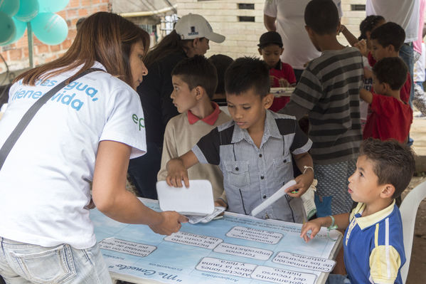 Unidos por el agua Barrio Versalles
Unidos por el agua Barrio Versalles
Fecha: Septiembre 30 de 2017
Para descargar esta fotografía en alta resolución, haga clic sobre la imagen hasta que la misma se despliegue en la pantalla completa; luego dé clic derecho y elija la opción "guardar imagen como". 
En caso de publicación por cualquier medio, solicitamos acompañarla del crédito: "Foto EPM"
Palabras clave: Unidos agua Barrio Versalles