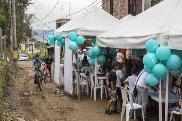 Unidos por el agua Barrio Versalles
Unidos por el agua Barrio Versalles
Fecha: Septiembre 30 de 2017
Para descargar esta fotografía en alta resolución, haga clic sobre la imagen hasta que la misma se despliegue en la pantalla completa; luego dé clic derecho y elija la opción "guardar imagen como". 
En caso de publicación por cualquier medio, solicitamos acompañarla del crédito: "Foto EPM"
Palabras clave: Unidos agua Barrio Versalles