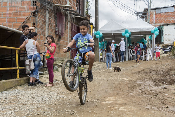 Unidos por el agua Barrio Versalles
Unidos por el agua Barrio Versalles
Fecha: Septiembre 30 de 2017
Para descargar esta fotografía en alta resolución, haga clic sobre la imagen hasta que la misma se despliegue en la pantalla completa; luego dé clic derecho y elija la opción "guardar imagen como". 
En caso de publicación por cualquier medio, solicitamos acompañarla del crédito: "Foto EPM"
Palabras clave: Unidos agua Barrio Versalles