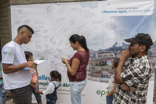 Unidos por el agua Barrio Versalles
Unidos por el agua Barrio Versalles
Fecha: Septiembre 30 de 2017
Para descargar esta fotografía en alta resolución, haga clic sobre la imagen hasta que la misma se despliegue en la pantalla completa; luego dé clic derecho y elija la opción "guardar imagen como". 
En caso de publicación por cualquier medio, solicitamos acompañarla del crédito: "Foto EPM"
Palabras clave: Unidos agua Barrio Versalles