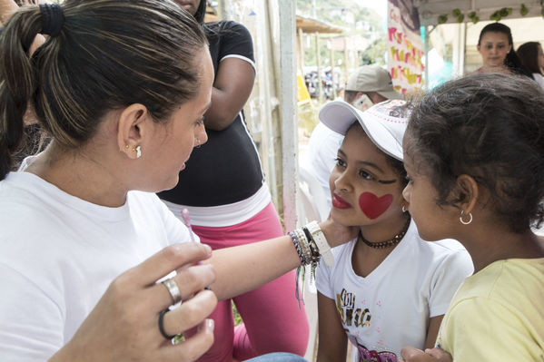 Unidos por el agua Barrio Versalles
Unidos por el agua Barrio Versalles
Fecha: Septiembre 30 de 2017
Para descargar esta fotografía en alta resolución, haga clic sobre la imagen hasta que la misma se despliegue en la pantalla completa; luego dé clic derecho y elija la opción "guardar imagen como". 
En caso de publicación por cualquier medio, solicitamos acompañarla del crédito: "Foto EPM"
Palabras clave: Unidos agua Barrio Versalles