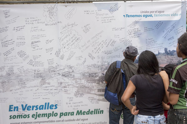 Unidos por el agua Barrio Versalles
Unidos por el agua Barrio Versalles
Fecha: Septiembre 30 de 2017
Para descargar esta fotografía en alta resolución, haga clic sobre la imagen hasta que la misma se despliegue en la pantalla completa; luego dé clic derecho y elija la opción "guardar imagen como". 
En caso de publicación por cualquier medio, solicitamos acompañarla del crédito: "Foto EPM"
Palabras clave: Unidos agua Barrio Versalles