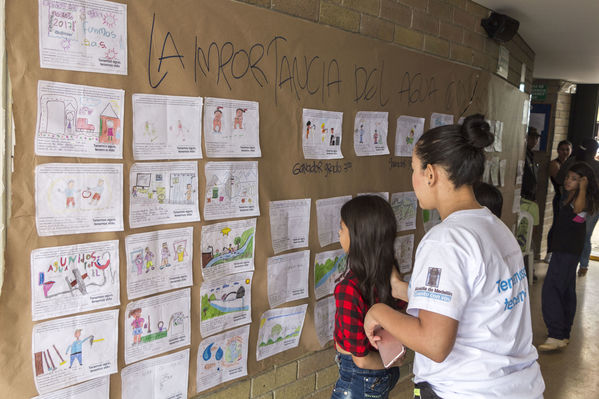 Unidos por el agua Barrio Versalles
Unidos por el agua Barrio Versalles
Fecha: Septiembre 30 de 2017
Para descargar esta fotografía en alta resolución, haga clic sobre la imagen hasta que la misma se despliegue en la pantalla completa; luego dé clic derecho y elija la opción "guardar imagen como". 
En caso de publicación por cualquier medio, solicitamos acompañarla del crédito: "Foto EPM"
Palabras clave: Unidos agua Barrio Versalles