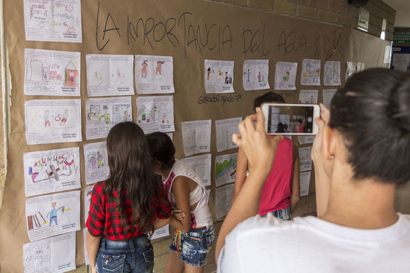 Unidos por el agua Barrio Versalles
Unidos por el agua Barrio Versalles
Fecha: Septiembre 30 de 2017
Para descargar esta fotografía en alta resolución, haga clic sobre la imagen hasta que la misma se despliegue en la pantalla completa; luego dé clic derecho y elija la opción "guardar imagen como". 
En caso de publicación por cualquier medio, solicitamos acompañarla del crédito: "Foto EPM"
Palabras clave: Unidos agua Barrio Versalles