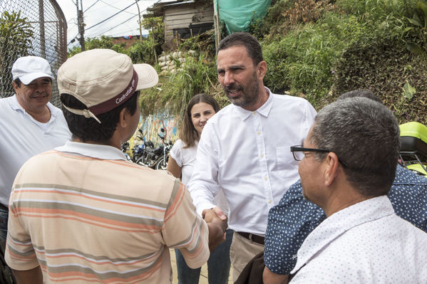 Unidos por el agua Barrio Versalles
Unidos por el agua Barrio Versalles
Fecha: Septiembre 30 de 2017
Para descargar esta fotografía en alta resolución, haga clic sobre la imagen hasta que la misma se despliegue en la pantalla completa; luego dé clic derecho y elija la opción "guardar imagen como". 
En caso de publicación por cualquier medio, solicitamos acompañarla del crédito: "Foto EPM"
Palabras clave: Unidos agua Barrio Versalles