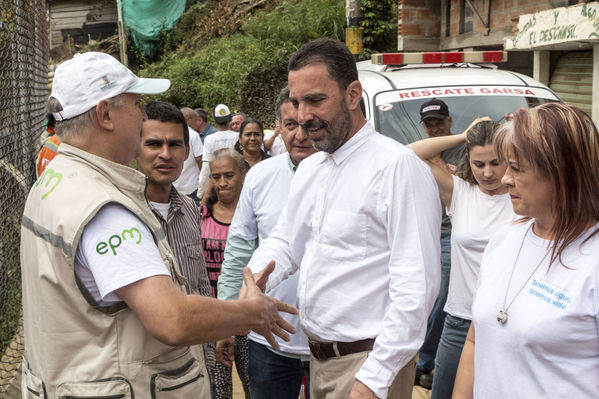 Unidos por el agua Barrio Versalles
Unidos por el agua Barrio Versalles
Fecha: Septiembre 30 de 2017
Para descargar esta fotografía en alta resolución, haga clic sobre la imagen hasta que la misma se despliegue en la pantalla completa; luego dé clic derecho y elija la opción "guardar imagen como". 
En caso de publicación por cualquier medio, solicitamos acompañarla del crédito: "Foto EPM"
Palabras clave: Unidos agua Barrio Versalles