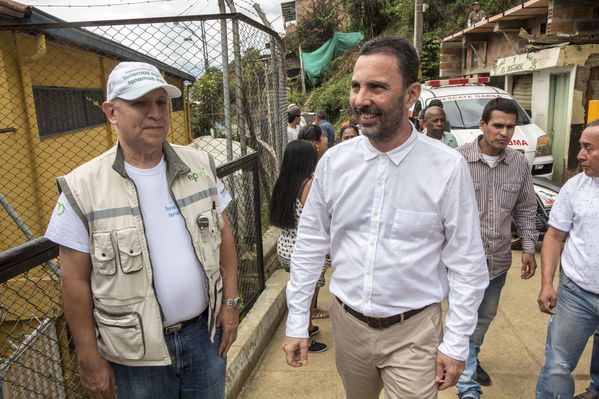 Unidos por el agua Barrio Versalles
Unidos por el agua Barrio Versalles
Fecha: Septiembre 30 de 2017
Para descargar esta fotografía en alta resolución, haga clic sobre la imagen hasta que la misma se despliegue en la pantalla completa; luego dé clic derecho y elija la opción "guardar imagen como". 
En caso de publicación por cualquier medio, solicitamos acompañarla del crédito: "Foto EPM"
Palabras clave: Unidos agua Barrio Versalles